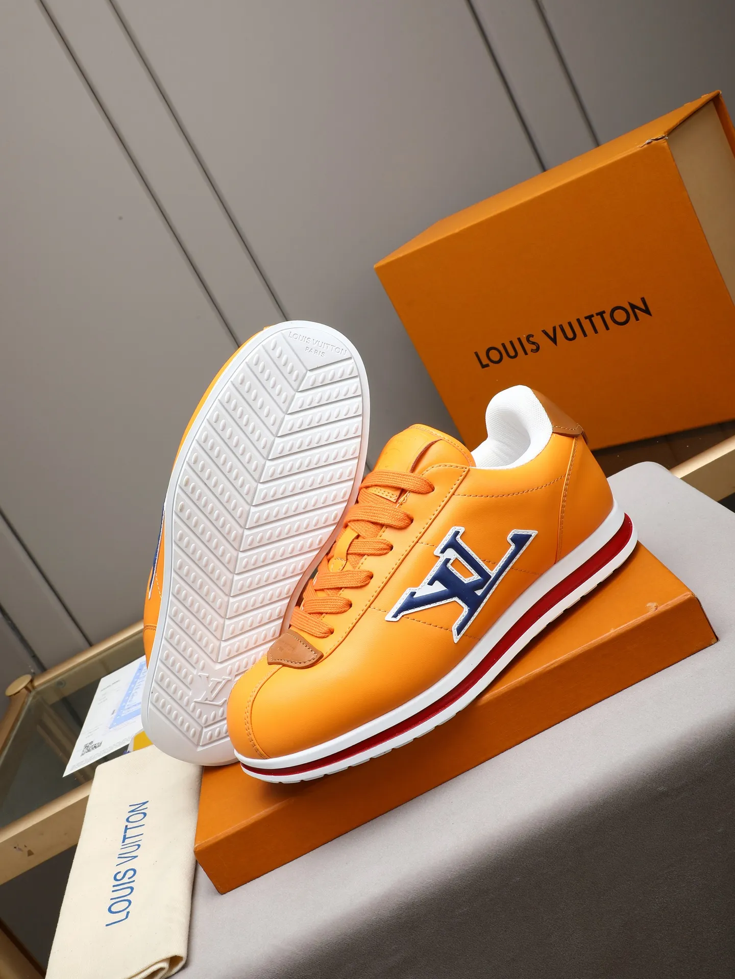 PP560 LV Louis Vuitton L Jialu Brand Runner Tatic Series Thick-soled Casual Sports Shoes Running Shoes Original purchase, development and production This LV Runner Tatic sports shoe combines technical materials such as mesh fabric and ribbons to interpret the inspiration of traditional mountaineering shoes. LV letters are written on one side, the lariat buckle of the quick lacing system is embellished with Monogram flowers and Louis Vuitton logos, and the light and wear-resistant rubber outsole completes the whole. ▪️Fabric: Original imported cowhide + mesh ▪️Inner lining: Original customized breathable mesh ▪️Sole: Original open-molded anti-slip rubber combination material ▪️Size: Men's 38-44 (customized for 45 and 46)
